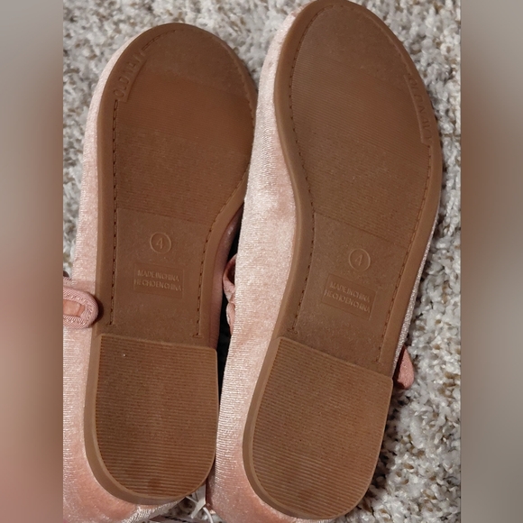 🤶🎁🎄Old Navy Velvet Ballet Flat Shoes for Girls - Picture 7 of 8